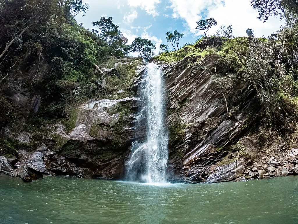 Queda d’água e piscina natural verde na Cascata Dom Bosco