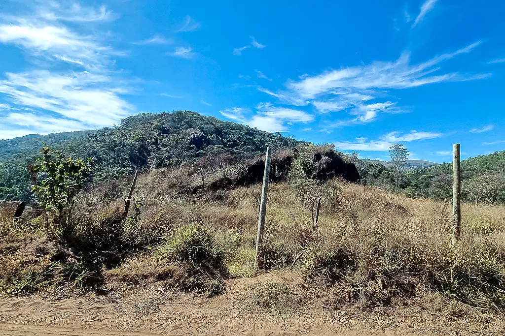 Serras e vegetação no entorno de Cachoeira do Campo