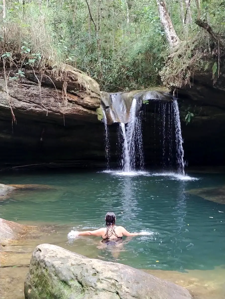 Poço de águas cristalinas na Cachoeira do Sibrão