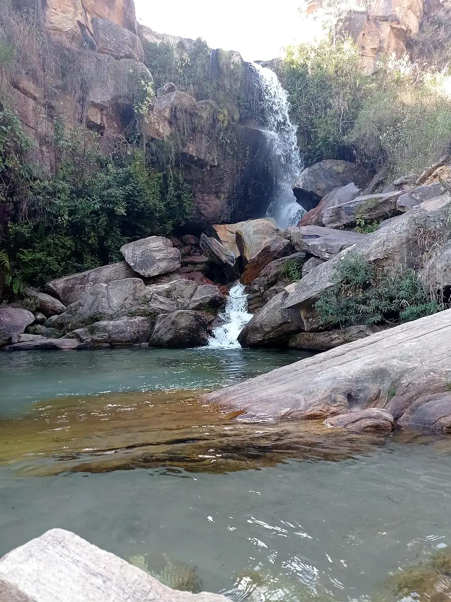 Águas transparentes entre pedras na Cachoeira da Geladeira