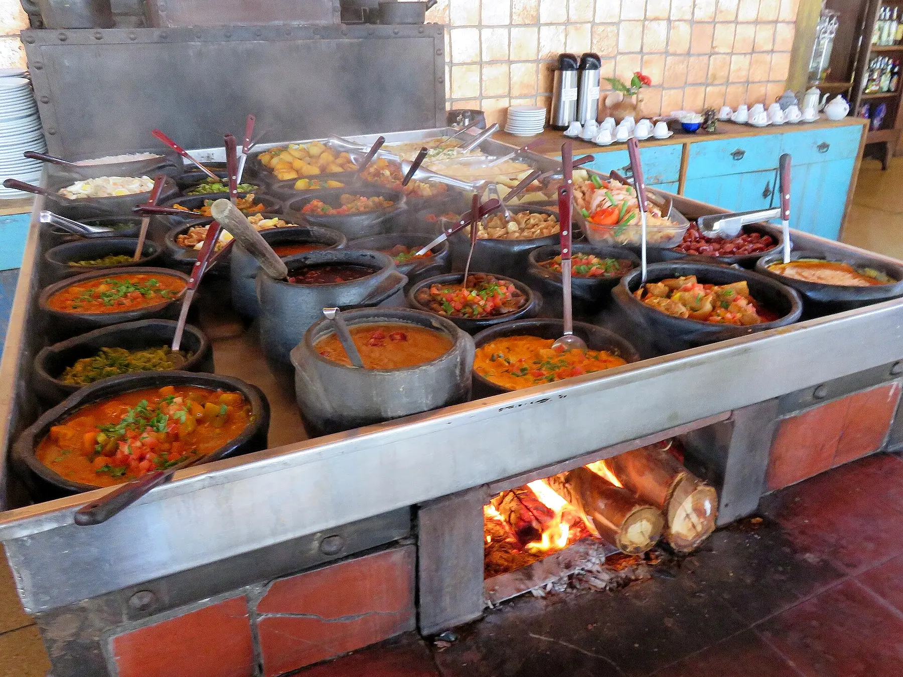 Comida mineira servida no intervalo para almoço