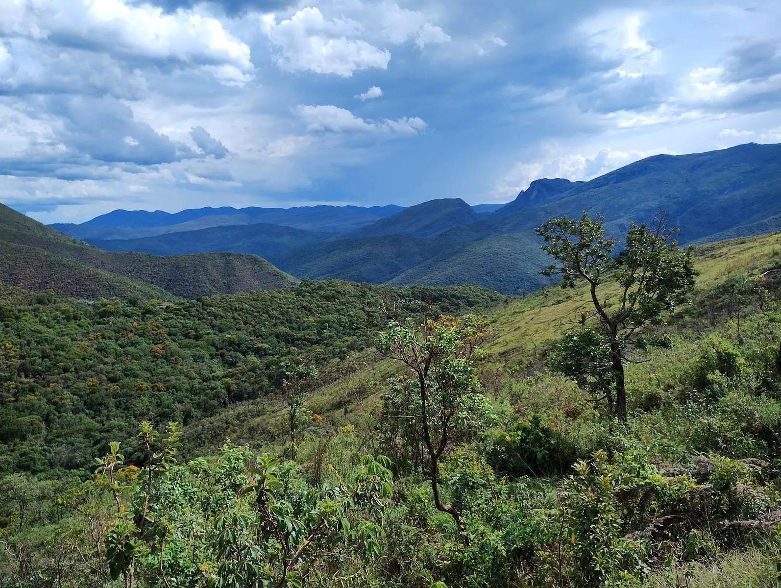 Paisagem de serras e mata no caminho para a Cachoeira do Sibrão