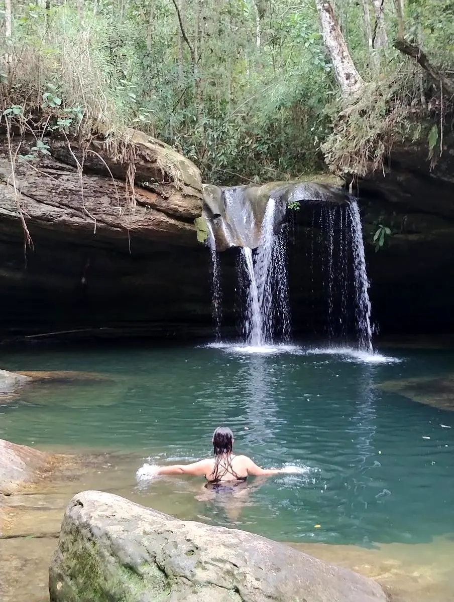 Queda d’água da Cachoeira do Sibrão em meio à mata