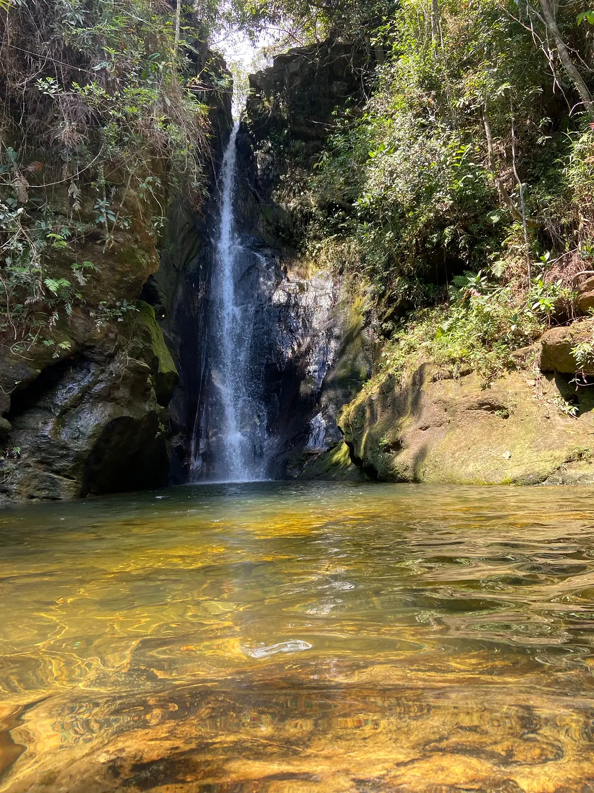 Queda e poço natural da Cachoeira do Véu Negro vistos de perto
